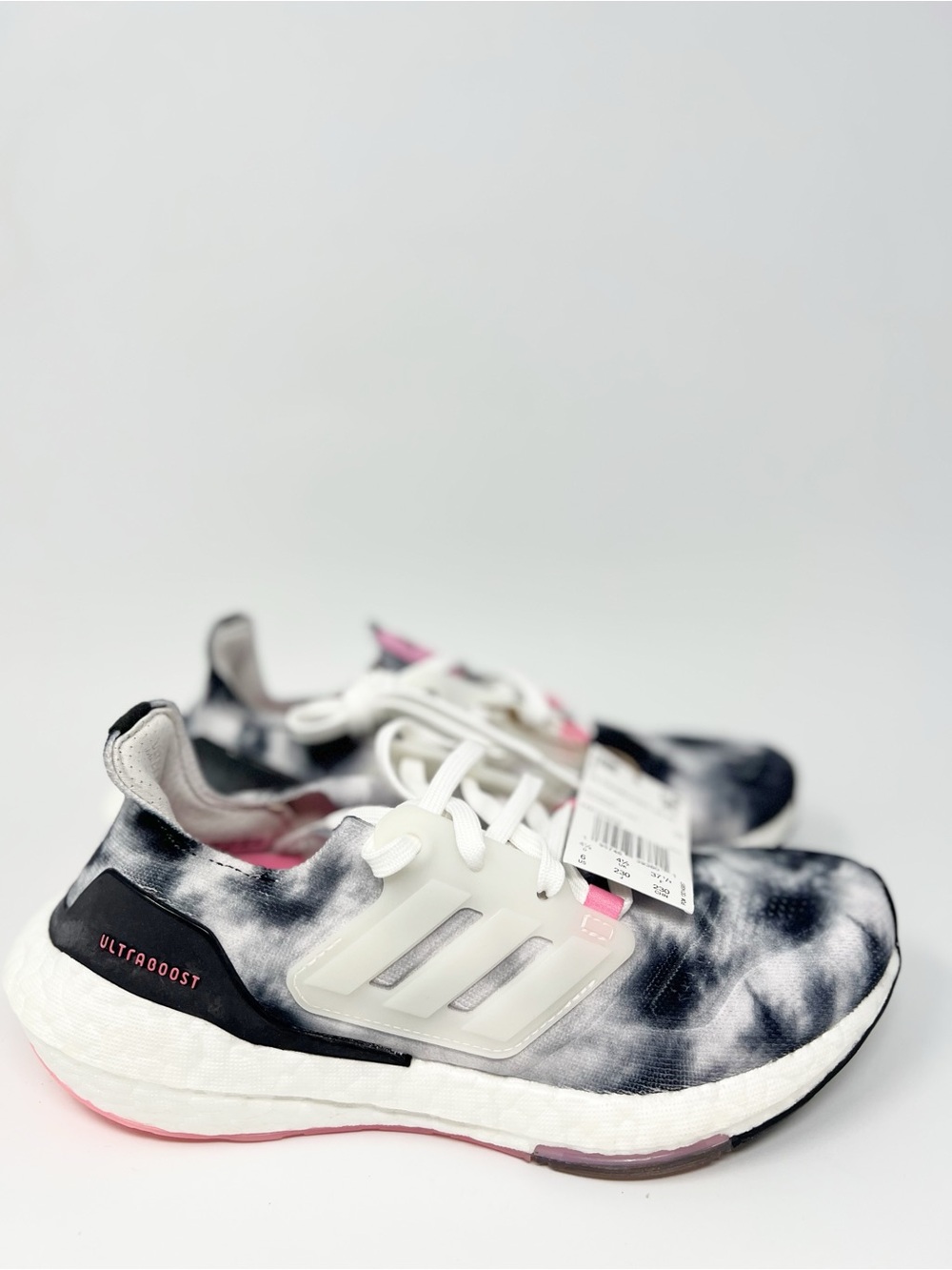 Adidas Ultraboost 22 Tye Dye Sneakers 
Size 6